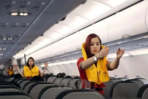 Bị phạt 2 triệu vì tự ý xé áo phao trên máy bay