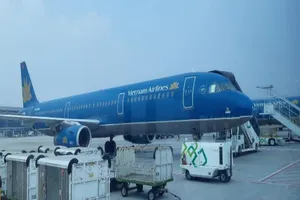 Sân bay bị bão tàn phá, 16 chuyến bay đến Nhật bị gián đoạn