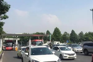 Ô tô vào sân bay đón trả khách không phải đóng phí 'BOT'