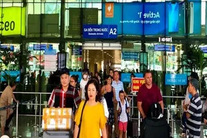 Hậu lễ, máy bay tấp nập trả khách ở sân bay Tân Sơn Nhất
