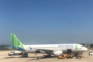 Khách mở cửa thoát hiểm, Bamboo Airways trễ bay hàng loạt