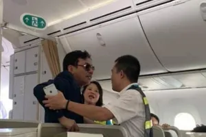 Khách say xỉn sàm sỡ trên máy bay đến nhà xin lỗi cô gái