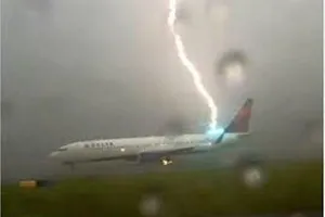 Mây mù, giông: Nỗi khổ khi cất hạ cánh tại sân bay phía Bắc