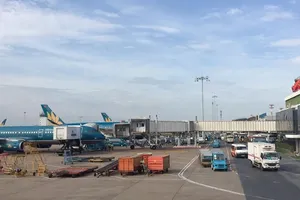 Sân bay Tân Sơn Nhất nghẽn trên trời, tắc dưới đất