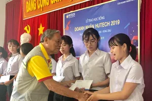 CLB Doanh nhân Hutech trao học bổng học sinh vượt khó