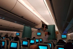 Khách Trung Quốc trộm 46 triệu đồng trên máy bay