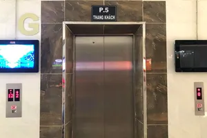 Thót tim vì thang máy rơi tự do năm tầng thì dừng lại