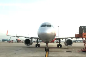 Hàng không cập nhật liên tục chuyến bay bị hủy do bão