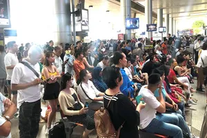 Biển người đón Việt kiều về quê ăn tết chật kín sân bay