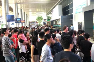 Sân bay Tân Sơn Nhất: Biển người chen chân về quê đón tết