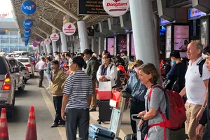 Biển người xếp hàng đón xe rời sân bay Tân Sơn Nhất sau tết