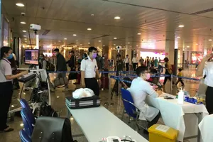 Tân Sơn Nhất đo thân nhiệt ga quốc tế lẫn ga quốc nội