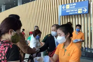 Một công ty phát 300.000 khẩu trang miễn phí cho người dân