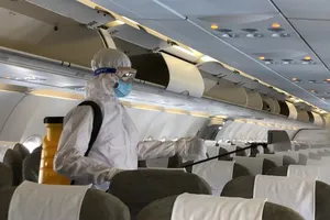 Cận cảnh khử trùng máy bay tại Tân Sơn Nhất