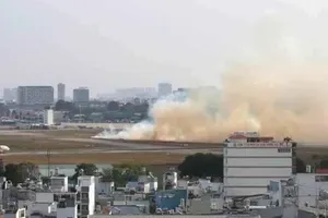 Máy bay nổ lốp khi chạy đà tại sân bay Tân Sơn Nhất
