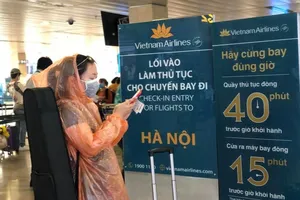 Khách nghiêm túc khai báo y tế qua ứng dụng tại Tân Sơn Nhất