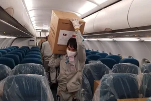 Vận chuyển thiết bị y tế viện trợ cho Lào và Campuchia