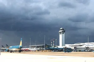 Hàng loạt chuyến bay hủy, đổi giờ bay do bão số 2