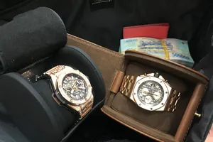 Khách VIP quên 2 đồng hồ hiệu và nửa tỉ đồng trên máy bay