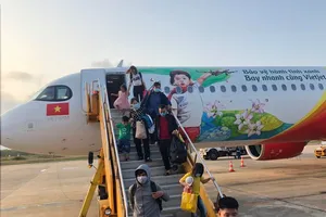 Khách lên xuống thang máy bay cần lưu ý điều này