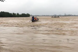 Rốn lũ Hàm Ninh, người dân lo phải chạy lũ trong đêm