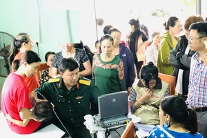 Bác sĩ quân y về vùng lũ Quảng Bình khám bệnh cho dân