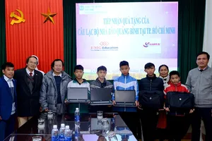 Trao 10 máy tính cho Làng trẻ em SOS Đồng Hới
