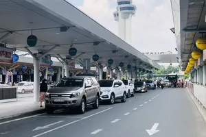 Đề nghị mở làn riêng để xe công nghệ đón khách ở Tân Sơn Nhất