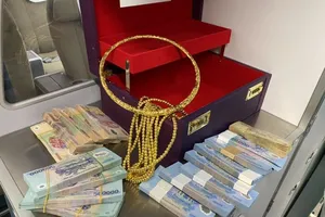 Hành khách để quên cả hộp tiền, vàng trên máy bay