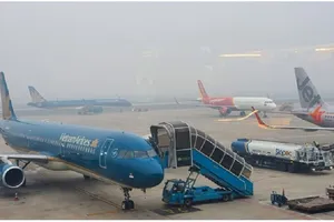 Sương mù khiến hàng chục chuyến bay bị hủy