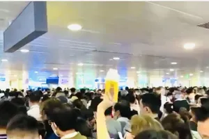 Ùn tắc kinh hoàng tại khu soi chiếu sân bay Tân Sơn Nhất