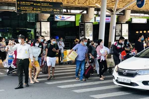 Sân bay Tân Sơn Nhất nhộn nhịp khách sau kỳ nghỉ lễ 