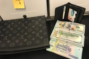 Khách VIP bỏ quên hơn 1 tỉ trên máy bay