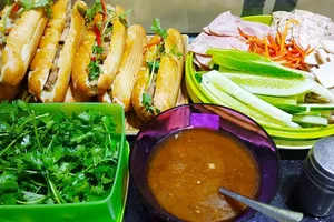Nhà nước có cần quản lý giá cái bánh mì, tô phở... ở sân bay?