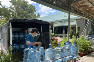 Cung cấp hàng ngàn bình nước cho bệnh viện dã chiến, khu phong tỏa