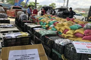 Bà con Lệ Thủy gửi 30 tấn gạo, rau củ vào TP.HCM chống dịch ​