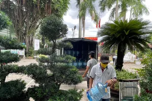 Nhân viên giao nước chạy liên tục để kịp tiếp nước cho các điểm 'nóng'