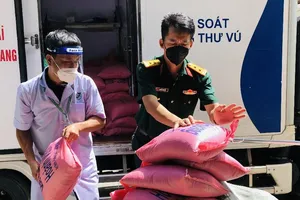 Bà con ở Quảng Bình tiếp gạo, cá khô đến bác sĩ quân y chống dịch