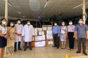 Cùng “tiếp nước” cho người tuyến đầu chống dịch ​