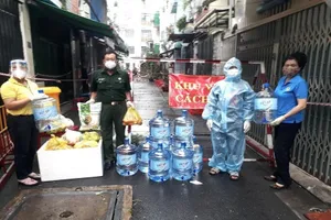 TP.HCM: Tiếp hàng nghìn bình nước đến các khu trọ công nhân lao động