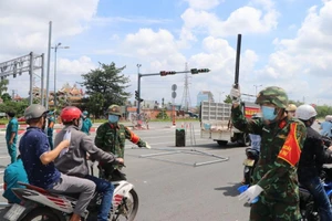 2.000 cán bộ, chiến sĩ Sư đoàn 5 về giúp dân phòng chống dịch