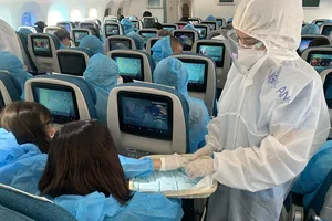 227 khách và hơn 6 tấn thiết bị y tế từ Hoa Kỳ về Việt Nam