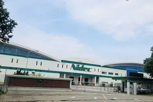 Ngày đầu mở cửa, khu công nghiệp vắng lặng vì... chờ hướng dẫn