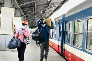 Thai phụ sinh con 3kg trên đoàn tàu đón công dân Quảng Bình về quê