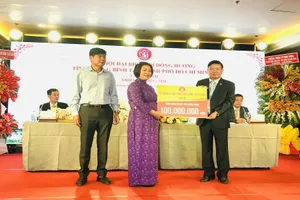 Hội đồng hương Quảng Bình tại TP.HCM trao 100 triệu đồng cho bệnh nhân nghèo