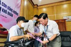 Trao tiền và quà cho bà con đồng hương Quảng Bình gặp khó khăn do đại dịch