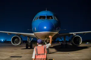 Sân bay Tân Sơn Nhất đón chuyến bay thường lệ đầu năm