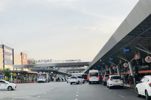 Xe đón khách tại sân bay Tân Sơn Nhất phải niêm yết đường dây nóng