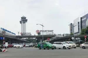 Nhiều lý do khiến sân bay Tân Sơn Nhất dễ bị ùn tắc