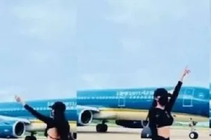 Cấm bay 6 tháng cô gái nhún nhảy quay clip tại sân bay Phú Quốc